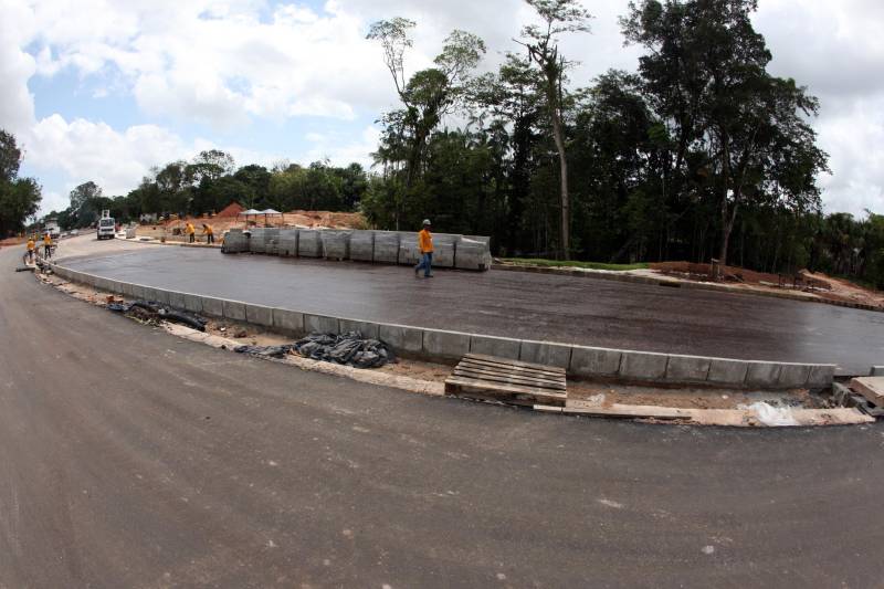 Manoel foi um dos vários moradores da região a abordar o governador Simão Jatene, durante uma visita nesta quarta-feira, 7, às obras de ampliação da Avenida João Paulo II. Acompanhado de engenheiros e técnicos do Núcleo de Gerenciamento de Transporte Metropolitano (NGTM) do governo do estado, Jatene foi conferir o andamento das obras. Durante a visita, conversou com moradores, ouviu elogios e reivindicações.
FOTO: ANTÔNIO SILVA / AG. PARÁ
DATA: 07.03.2018
BELÉM - PARÁ <div class='credito_fotos'>Foto: ANTONIO SILVA / AG. PARÁ | <a href='/midias/2018/originais/1884aa26-4090-4ab0-a4ad-ef62bbdcf217.jpg' download><i class='fa-solid fa-download'></i> Download</a></div>