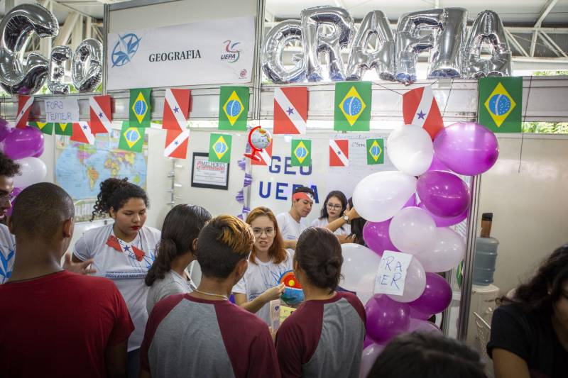 Durante toda esta quinta-feira, 10, a Feira Vocacional da Universidade do Estado do Pará (Uepa) recebeu a visita de estudantes do ensino médio de escolas públicas e particulares da Região Metropolitana de Belém. Cada graduação da Uepa tinha um estande no hall de exposição do Centro Cultural Tancredo Neves (Centur), tudo para que os estudantes pudessem conhecer mais sobre os cursos, a atuação dos profissionais formados e o desenho curricular das disciplinas.
FOTO: NAILANA THIELY / ASCOM UEPA
DATA: 10.05.2018
BELÉM - PARÁ <div class='credito_fotos'>Foto: Nailana Thiely / Ascom Uepa | <a href='/midias/2018/originais/1889f224-a9e5-460d-9527-488da21132aa.jpg' download><i class='fa-solid fa-download'></i> Download</a></div>