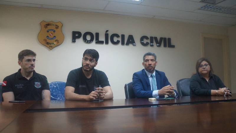 A Polícia Civil deflagrou, nesta terça-feira (05), a operação policial denominada "Verônica" para investigar um esquema de fraude que envolvia a inserção de dados falsos no sistema de informação do setor de recursos humanos da Secretaria de Estado de Educação (Seduc). Ao todo, 38 pessoas foram presas em Belém e Região Metropolitana de Belém (RMB); e nas cidades de Mãe do Rio, nordeste do Pará; Macapá (AP) e Gaspar (SC). Uma pessoa permanece foragida. Os presos foram conduzidos para a Delegacia-Geral, em Belém, para prestar depoimento. Além dos mandados de prisão, foram cumpridos mandados de busca e apreensão. Mais de 100 policiais civis estiveram em atuação na operação iniciada por volta de 6h da manhã. As informações sobre a operação foram prestadas, durante a manhã de hoje (5), na sede da Delegacia-Geral, em entrevista coletiva. O delegado-geral Claudio Galeno (3º da esq/dir); a secretária de Educação, Ana Cláudia Hage (4º da esq/dir), e os delegados Fernando Rocha (2º da esq/dir), diretor do Núcleo de Inteligência da Polícia Civil, e Alexandre Oliveira (1º da esq/dir), um dos responsáveis pela investigação e coordenador do Laboratório de Tecnologia contra Lavagem de Dinheiro (LAB-LD). 

FOTO: ASCOM / POLÍCIA CIVIL
DATA: 05.06.2018
BELÉM - PARÁ <div class='credito_fotos'>Foto: Ascom / Polícia Civil   |   <a href='/midias/2018/originais/188b6e1f-29f9-4e1f-9b1f-f65a1cf4c73b.jpg' download><i class='fa-solid fa-download'></i> Download</a></div>