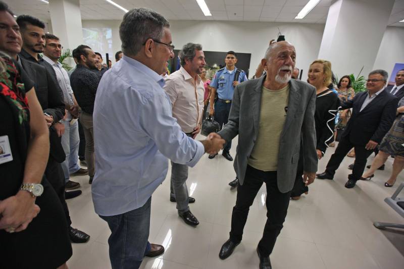 Carteira de identidade, habilitação e de trabalho. Seguro-desemprego, segunda via de boletos de água e multas de transito. Registros na Junta Comercial e DARFs de impostos. Registros de ocorrências na polícia e queixas ao Procon. Tudo num só lugar, rápido e fácil. O governador Simão Jatene (foto) entregou nesta sexta-feira, 04, à população a Estação Cidadania do Shopping Pátio Belém. É a sexta unidade de atendimento à população no estado do Pará. Num espaço de mais de mil metros quadrados, a população poderá contar com serviços de órgãos como: Banpará; Polícia Civil; Procon; Secretaria de Justiça e Direitos Humanos; Sistema Nacional de Empregos; Secretaria de Assistência Social, Trabalho e Renda; Junta Comercial do Estado, Secretaria da Fazenda, Cosanpa, Detran, Igeprev e Fundação Pro-Paz. Além desses, as novidades ficam por conta do Hemopa, oferecendo a possibilidade do cidadão doar sangue e da Secretaria Municipal de Mobilidade (Semob).
FOTO: ANTÔNIO SILVA / AG. PARÁ
DATA: 04.05.2018
BELÉM - PARÁ <div class='credito_fotos'>Foto: Antônio Silva/Ag. Pará | <a href='/midias/2018/originais/18930af0-ef6b-48f4-9667-4756bd239b9e.jpg' download><i class='fa-solid fa-download'></i> Download</a></div>