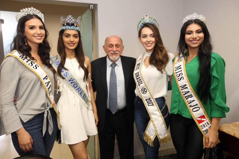 Há seis anos, o combate à hanseníase é a causa escolhida pela organização do Concurso Miss Mundo para ser trabalhada pelas eleitas no certame de beleza. A atual dona da coroa, a indiana Manushi Chhillar, e a atual Miss Brasil Mundo, Gabrielle Vilela, foram recebidas na manhã desta sexta-feira (20), em agenda institucional, pelo governador Simão Jatene (foto) e o secretário de Estado de Saúde Pública, Vitor Mateus. A comitiva está em Belém para a promoção de ações sociais de combate à doença. O encontro ocorreu no Palácio do Governo, na capital paraense. A programação do “Beleza com Propósito” no Brasil integra encontros com governantes e autoridades de outros Estados da Federação. Durante a semana, a comitiva foi recebida em São Paulo, no Palácio dos Bandeirantes, onde deu início à campanha do agasalho. Também foi a Brasília apoiar a Associação de Pais e Amigos dos Excepcionais do Distrito Federal (Apae-DF), sendo recebida pelo governador do Distrito Federal, Rodrigo Rollemberg.
FOTO: SIDNEY OLIVEIRA / AG. PARÁ
DATA: 20.04.2018
BELÉM - PARÁ <div class='credito_fotos'>Foto: Sidney Oliveira/Ag. Pará | <a href='/midias/2018/originais/1893da03-eff0-4d53-b08d-5d4863647530.jpg' download><i class='fa-solid fa-download'></i> Download</a></div>
