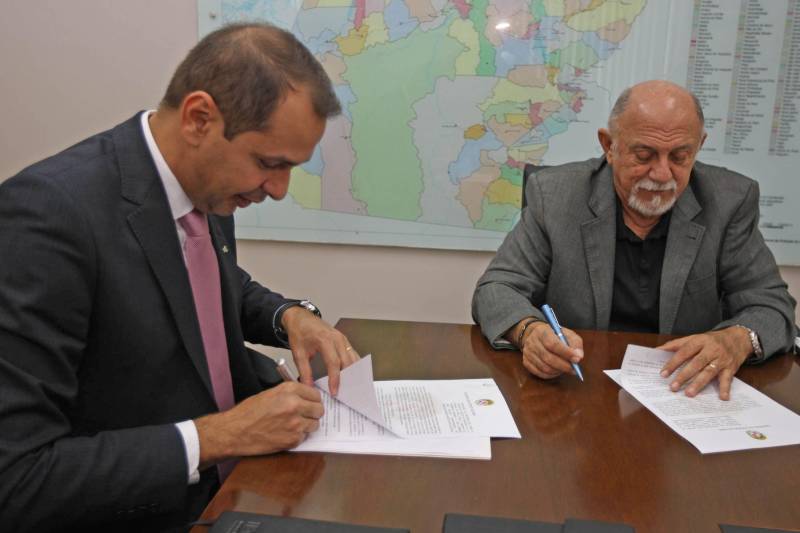 O governo do Pará e o Banco da Amazônia assinaram nesta quarta-feira, 25, um Protocolo de Intenções para união de esforços e atuação compartilhada para o desenvolvimento sustentável do Estado. A assinatura do documento aconteceu no Palácio dos Despachos, com a presença do governador Simão Jatene, do presidente do Banco da Amazônia, Valdecir Tose, do superintendente regional do banco no Pará, Luiz Lourenço Neto, e do secretário de estado de Desenvolvimento Econômico, Mineração e Energia, Eduardo Leão. O documento reforça a parceria existente entre as instituições, prevendo a realização de ações integradas, alinhadas aos Planos de Aplicação de Recursos do Fundo Constitucional de Financiamento do Norte (FNO) e de Aplicação dos Recursos Financeiros do Estado para 2018. “Queremos também mobilizar e integrar as classes produtoras e demais parceiros institucionais para aplicação dos recursos de fomento, em apoio ao desenvolvimento dos setores produtivos do Pará, em bases mais sustentáveis”, disse Valdecir Tose, presidente do Banco da Amazônia.
FOTO: ANTÔNIO SILVA / AG. PARÁ
DATA: 25.04.2018
BELÉM - PARÁ <div class='credito_fotos'>Foto: Antônio Silva/Ag. Pará | <a href='/midias/2018/originais/18968802-f232-4048-90af-20a6e52af6f1.jpg' download><i class='fa-solid fa-download'></i> Download</a></div>