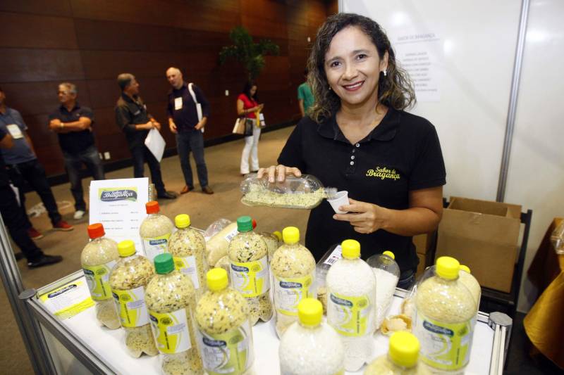 Autoridades, cientistas, empresários e produtores rurais participaram, na noite desta segunda-feira (12), no Hangar Convenções e Feiras da Amazônia, da abertura do XVII Congresso Brasileiro de Mandioca e do II Congresso Latino-Americano e Caribenho de Mandioca, os dois mais importantes eventos voltados à mandiocultura no Brasil e no continente, que ocorrem pela primeira vez no Pará. A produtora Gisane Rodrigues, 35 anos (foto), levou para o congresso as farinhas que ela e a família produzem em Bragança, no nordeste paraense.
FOTO: THIAGO GOMES / AG. PARÁ
DATA: 12.03.2018
BELÉM - PARÁ <div class='credito_fotos'>Foto: Thiago Gomes /Ag. Pará | <a href='/midias/2018/originais/18ade345-8ee3-4c60-ba9a-2a4154152c65.jpg' download><i class='fa-solid fa-download'></i> Download</a></div>