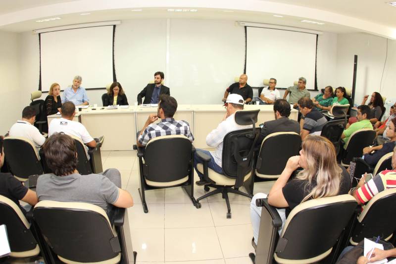 Representantes de 20 entidades sindicais (foto) foram recebidos na tarde desta terça-feira (27), na Secretaria de Estado de Administração (Sead), para tratar sobre a data base dos servidores. A secretária de Administração Alice Viana – acompanhada de José Megale, chefe da Casa Civil, e Ruth Pina, secretária adjunta de Administração -, explicou aos sindicalistas que, apesar de a economia do País vir dando sinais de recuperação, é preciso prudência ao discutir medidas que aumentem os custos da gestão pública. "Esperamos até o início de abril um levantamento da Secretaria Estadual de Fazenda (Sefa) do comportamento de receita do mês de março, para uma análise cuidadosa da nossa capacidade no comprometimento de gastos. Hoje, nosso comprometimento de receita corrente líquida com pessoal é de 45,08%, muito perto do limite prudencial de gastos. Portanto, só temos como dar uma posição referente a reajuste após esse período", informou.
FOTO: CRISTINO MARTINS /AG. PARÁ
DATA: 27.03.2018
BELÉM - PARÁ <div class='credito_fotos'>Foto: Cristino Martins/Ag. Pará | <a href='/midias/2018/originais/18afe76d-1aa6-4927-8ec0-d5efc4d2a641.jpg' download><i class='fa-solid fa-download'></i> Download</a></div>