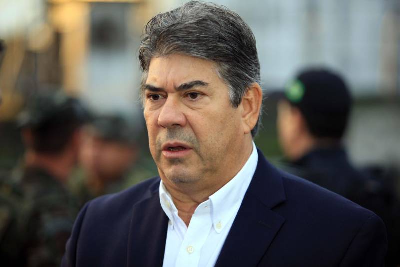 A Secretaria de Estado de Segurança Pública e Defesa Social (Segup) garantiu, em parceria com o Exército Brasileiro, por meio do Comando Militar do Norte, e amparada pelo Decreto número 9.382, de 25 de maio de 2018, o reforço na segurança durante o traslado dos caminhões com combustíveis que saíram do Porto de Miramar para o município de Santa Maria do Pará. Na foto, o secretário-adjunto em exercício da Secretaria de Estado de Saúde Pública (Sespa), Arthur Lobo.
FOTO: THIAGO GOMES / AG. PARÁ
DATA: 29.05.2018
MARITUBA - PARÁ <div class='credito_fotos'>Foto: Thiago Gomes /Ag. Pará | <a href='/midias/2018/originais/18b0218b-8959-4d67-8989-03dce2a0043f.jpg' download><i class='fa-solid fa-download'></i> Download</a></div>