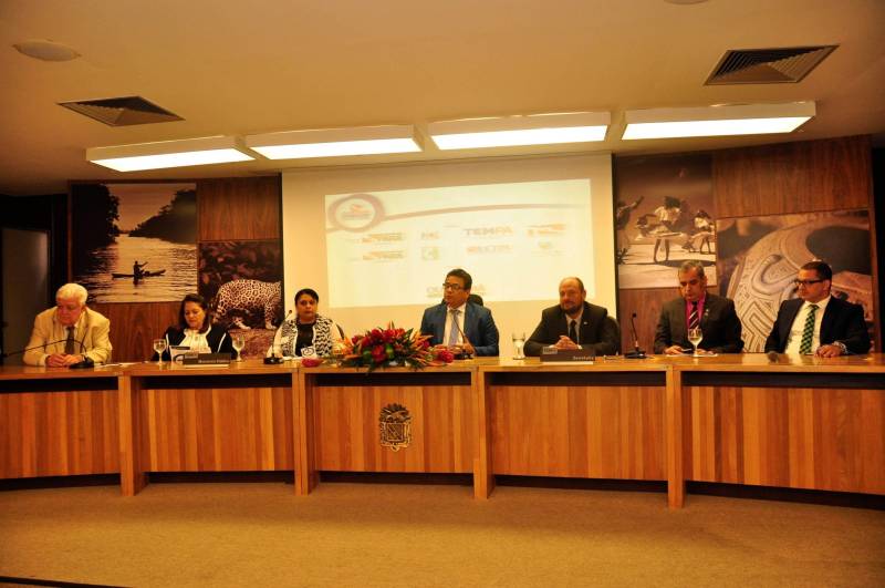 Começou nesta terça-feira (27), no auditório do Tribunal de Contas dos Municípios (TCM), o III Encontro de Ouvidorias Públicas do Pará. O evento, que segue até quarta (28), tem como objetivo ampliar o debate sobre a importância das ouvidorias públicas como canal de participação popular. “A ouvidoria passou a integrar um leque de obrigações normatizadas, a partir da Lei 13.460, e essa discussão está sendo feita no fórum”, disse a coordenadora da Ouvidoria da Secretaria de Estado de Saúde Pública (Sespa) e do Fórum Ouve Pará, Andréa Nunes. Promovido pelo Fórum Estadual de Ouvidorias, o Ouve Pará agrega 47 órgãos públicos do Estado, entre federais, estaduais e municipais. O encontro reúne ouvidores, técnicos das ouvidorias implantadas no Pará, gestores e servidores dos órgãos públicos, políticos e autoridades, membros e representantes de entidades e demais interessados no tema. “Aqui os participantes trocarão experiências a respeito da melhoria dos serviços, sobre a integração entre as ouvidorias e assistência às que estão iniciando”, acrescentou Andréa.
FOTO: JOSÉ PANTOJA / ASCOM SESPA
DATA: 27.03.2018
BELÉM - PARÁ <div class='credito_fotos'>Foto: José Pantoja / Ascom Sespa | <a href='/midias/2018/originais/18b09a5a-b7e6-4bc7-bc4d-954c363aa88f.jpg' download><i class='fa-solid fa-download'></i> Download</a></div>