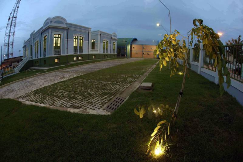 O Liceu foi implantado no antigo prédio da Escola Monsenhor Mâncio Ribeiro construído no final da década dos anos 1920 do século passado e inaugurado em 1932 pelo governador Magalhães Barata. A reforma do prédio de arquitetura eclética e traços art décor foi demorada dada a riqueza de detalhes dessa arquitetura, que precisava ser restaurada e dos critérios construtivos.

FOTO: RODOLFO OLIVEIRA / AG. PARÁ
DATA: 16.12.2018
BRAGANÇA - PARÁ <div class='credito_fotos'>Foto: Rodolfo Oliveira/Ag. Pará   |   <a href='/midias/2018/originais/18b80b41-55a7-4a2b-9cc2-bf5d59e39514.jpg' download><i class='fa-solid fa-download'></i> Download</a></div>