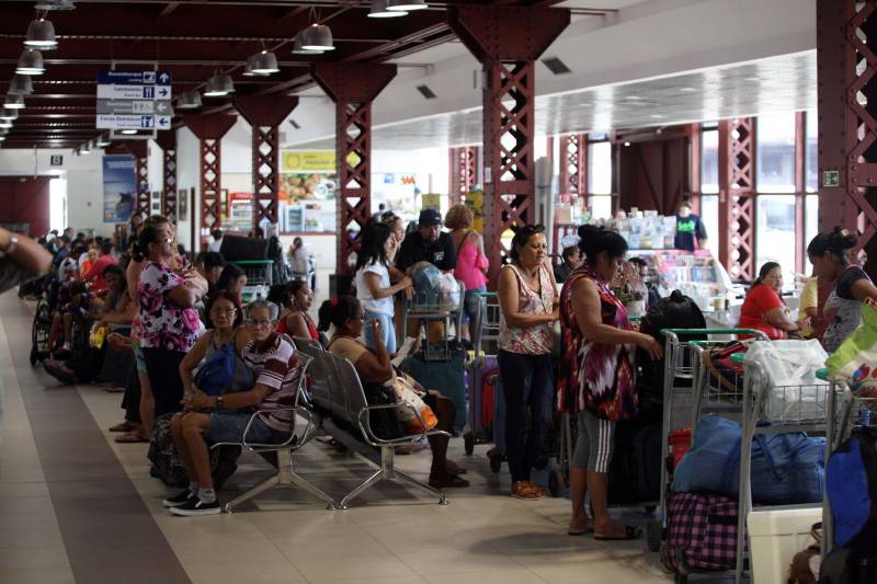 Quem utiliza o Terminal Hidroviário do Porto de Belém “Luiz Rebelo Neto”, seja para chegar ou sair da capital paraense por meio dos rios, há quatro anos sente uma grande diferença ao comparar o local com os demais portos existentes na cidade.
FOTO: SIDNEY OLIVEIRA / AG. PARÁ
DATA: 23.05.2018
BELÉM - PARÁ <div class='credito_fotos'>Foto: Sidney Oliveira/Ag. Pará | <a href='/midias/2018/originais/18bd8c3f-7241-455c-8b4d-51a629d38f43.jpg' download><i class='fa-solid fa-download'></i> Download</a></div>