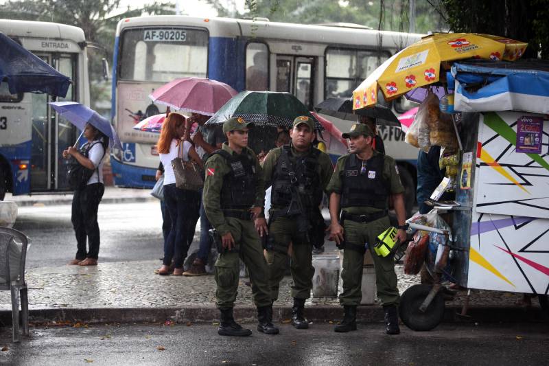 Na tarde de ontem, a Polícia Militar deflagrou a Operação “Polícia nas Ruas” (foto), o que levou um reforço de policiamento a oito bairros da capital. A partir das 16h, cerca de 80 militares de diversos batalhões, subordinados ao Comando de Policiamento da Capital I (CPC I), atuaram no incremento da segurança em toda a área do 2º Batalhão de Polícia Militar (2º BPM). Na Operação foram utilizadas sete viaturas e 25 motocicletas que, segundo o major Diógenes Braga, subcomandante do 2º BPM e comandante da Operação, serviram para dar apoio direto aos policiais que foram divididos no policiamento a pé, em pontos estratégicos dos bairros.
FOTO: THIAGO GOMES / AG. PARÁ
DATA: 05.05.2018
BELÉM - PARÁ <div class='credito_fotos'>Foto: Thiago Gomes /Ag. Pará | <a href='/midias/2018/originais/18c08d51-dfb9-48b1-ad5b-8f07c308ef3b.jpg' download><i class='fa-solid fa-download'></i> Download</a></div>