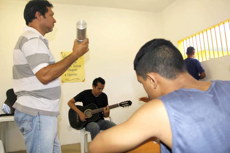 As 14 unidades socioeducativas do Pará promovem a partir desta semana o IV Recreio de Verão Socioeducativo (foto), uma iniciativa que reúne atividades de arte, cultura, esporte e lazer para adolescentes e jovens em privação de liberdade, potencializando as atividades pedagógicas no mês de julho, durante o recesso escolar. Em Marabá, no sudeste paraense, arte-educadores e servidores do Centro de Internação do Adolescente Masculino (Ciam-Marabá) realizam uma série de atividades e oficinas desde esta terça-feira (10). Entre essas atividades estão jogos de futebol, futsal e vôlei, além de oficina de pipa e pintura, artesanato, ações socioambientais, teatro e panificação. A coordenadora do complexo esportivo e cultural Apoena, Marta Santos, informou que as oficinas realizadas na unidade de Marabá são uma extensão das atividades já realizadas nas unidades de Belém, com iniciativas que fortaleçam o processo de ressocialização dos jovens assistidos. “Aqui, em Marabá, estamos potencializando as atividades ao longo da semana, culminando com uma apresentação especial na sexta-feira (13), fruto das atividades realizadas ao longo da semana. Contamos com 57 adolescentes, e atividades sendo realizadas ao longo de todo o mês, um trabalho que eles gostam e se identificam”, afirmou a coordenadora.
FOTO: FRANKLIN SALVADOR / ASCOM FASEPA
DATA: 10.07.2018
BELÉM - PARÁ <div class='credito_fotos'>Foto: FRANKLIN SALVADOR / ASCOM FASEPA | <a href='/midias/2018/originais/18c321dd-0f34-419a-957f-9de4416e6a29.jpg' download><i class='fa-solid fa-download'></i> Download</a></div>