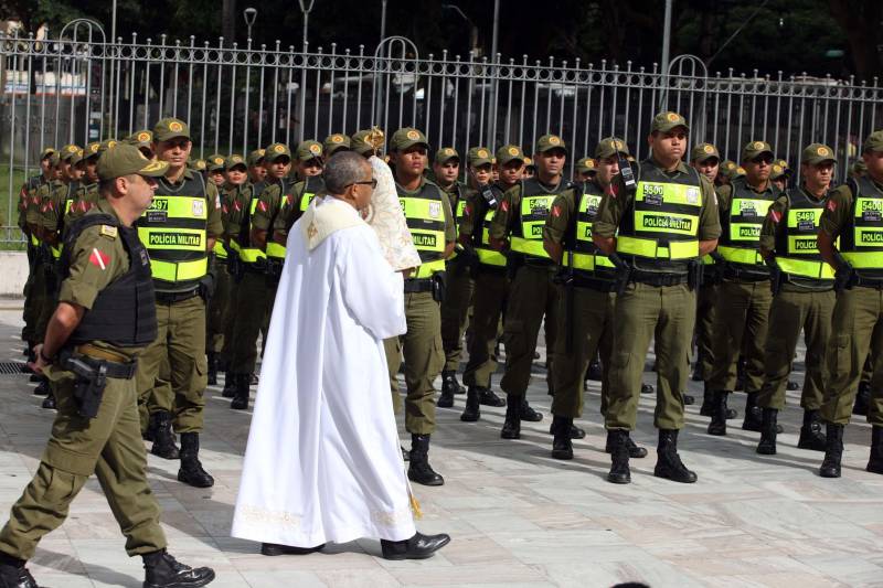 Cerca de 2 mil alunos do curso de formação de praças da Polícia Militar cumprem neste sábado (12) uma etapa importante da preparação: eles saem pela primeira vez às ruas, no estágio supervisionado, para vivenciar situações reais da carreira e, ao mesmo tempo, reforçar o policiamento ostensivo. Em Belém, cerca de 500 homens e mulheres se concentraram na Praça Santuário, em frente à Basílica de Nazaré, e saíram, em seguida, para diversos pontos da capital. A ação faz parte do pacote de medidas de combate à criminalidade e reforço da segurança pública anunciado pelo Governo do Estado.
FOTO: SIDNEY OLIVEIRA / AG. PARÁ
DATA: 12.05.2018
BELÉM - PARÁ <div class='credito_fotos'>Foto: Sidney Oliveira/Ag. Pará | <a href='/midias/2018/originais/18c85055-cf6a-44fb-8f78-1feced23d07a.jpg' download><i class='fa-solid fa-download'></i> Download</a></div>