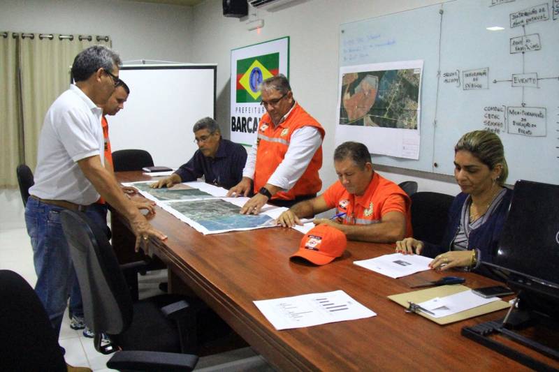 Nesta sexta-feira (23), uma sala de situação foi estabelecida no município de Barcarena em cooperação com vários órgãos do Governo estadual e municipal, para auxiliar e atender as necessidades básicas dos moradores da área onde ficam localizadas as bacias de resíduos da empresa Hydro. Entre as prioridades elencadas pelo governador Simão Jatene, anunciada em coletiva nesta sexta-feira (23), está o atendimento da população e a garantia de proteção da saúde da população, mitigando os problemas já causados e evitar novos. A sala de situação fica na subprefeitura de Barcarena, na Vila São Francisco, na PA-481.
FOTO: ASCOM PREFEITURA DE BARCARENA
DATA:23.02.2018
BARCARENA - PA <div class='credito_fotos'>Foto: Prefeitura de Barcarena | <a href='/midias/2018/originais/18c874ee-5cd1-44f6-ad57-0d31be1fa38d.jpg' download><i class='fa-solid fa-download'></i> Download</a></div>