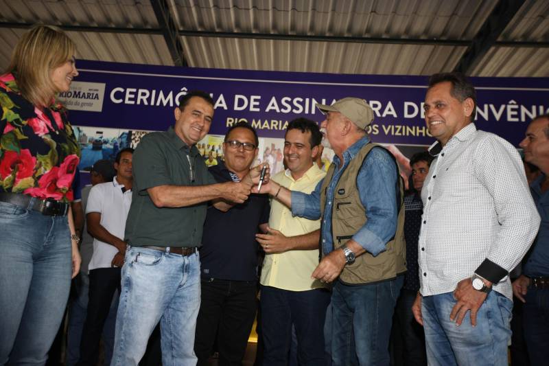 Onze municípios do sul e sudeste paraense recebem recursos do Estado para recuperar ruas e vicinais atingidas pelas enchentes e fortes chuvas que caem na região. Em agenda oficial nesta sexta-feira (6), o governador Simão Jatene assinou, pela manhã, no Parque de Exposições Valeu Boi Leilões, em Rio Maria, os convênios que garantem o repasse de cerca de R$ 4 milhões. As obras de caráter emergencial serão executadas pelas prefeituras em parceria com a Secretaria de Estado de Transportes (Setran). O objetivo é recuperar a trafegabilidade nessas localidades e assegurar o direito de ir e vir da população. Na manhã desta sexta, foram assinados nove convênios (foto), com os municípios de Redenção, Pau D’Arco, São Félix do Xingu, Santa Maria das Barreiras, Tucumã, Água Azul do Norte, Xinguara, Bannach e Rio Maria. Além da Setran, participam da ação o Centro Regional de Governo do Sudeste do Pará e a Defesa Civil. “O valor do investimento em cada município vai depender da necessidade verificada pelas equipes do Estado e das prefeituras. O recurso não será usado para reconstruir vias, mas para restabelecer a trafegabilidade”, disse o secretário de Transportes, Kléber Menezes.
FOTO: ANTÔNIO SILVA / AG. PARÁ
DATA: 06.04.2018
RIO MARIA - PARÁ <div class='credito_fotos'>Foto: Antônio Silva/Ag. Pará | <a href='/midias/2018/originais/18c8a093-aed2-40fe-9044-08b67ad655d5.jpg' download><i class='fa-solid fa-download'></i> Download</a></div>