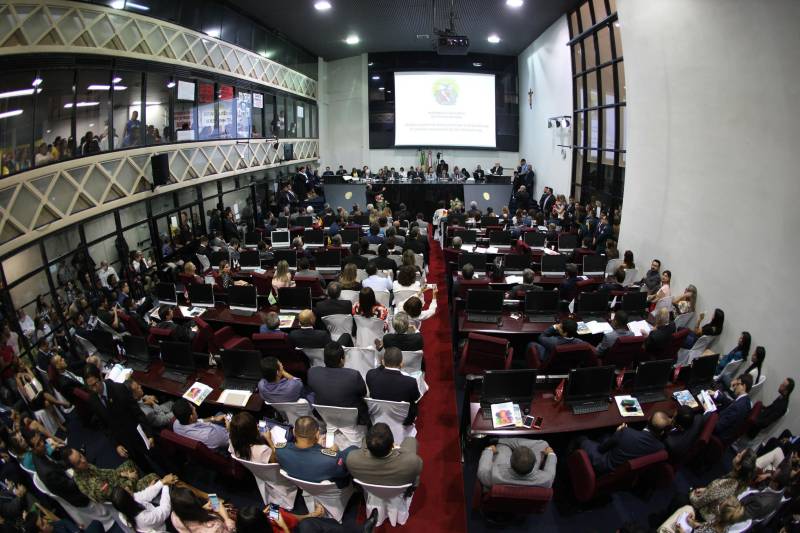 O governador Simão Jatene entregou, na manhã desta terça-feira (6), a "Mensagem Governamental do Pará à Assembleia Legislativa 2018", em sessão especial que abriu os trabalhos da Casa no exercício 2018. A leitura do documento destacou os principais resultados alcançados pelo governo no ano anterior e fez prognósticos de obras e serviços previstos para este ano.
FOTO: ANTONIO SILVA / AG. PARÁ
DATA: 06.02.2018
BELÉM - PARÁ <div class='credito_fotos'>Foto: Antônio Silva/Ag. Pará | <a href='/midias/2018/originais/18c92eff-9f4b-4992-814f-1d9c3ebc9221.jpg' download><i class='fa-solid fa-download'></i> Download</a></div>