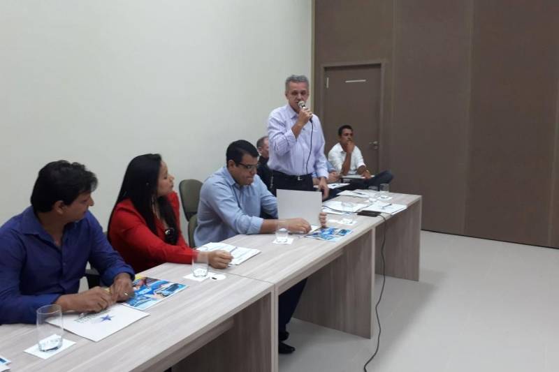 Para evitar que pendências dificultem o acesso das prefeituras aos recursos do Fundo para o Desenvolvimento Regional com Recursos da Desestatização (FRD) do Banco Nacional de Desenvolvimento Econômico e Social (BNDES), o Centro Regional de Governo do Sudeste do Pará e a Secretaria de Estado de Desenvolvimento Urbano e Obras Públicas (Sedop), em parceria com a Associação dos Municípios do Araguaia, Tocantins e Carajás (Amat) e Secretaria Extraordinária dos Municípios Sustentáveis, realiza capacitação com 14 prefeituras, que recebem influência da Empresa Vale, sobre o checklist dos 44 itens solicitados pelo BNDES, no Centro de Convenções em Marabá.
FOTO: ASCOM CRG
DATA: 23.02.2018
MARABÁ - PARÁ <div class='credito_fotos'>Foto: ASCOM CRG | <a href='/midias/2018/originais/18cb09dd-b396-4d3c-bae0-7a11ba5aac05.jpg' download><i class='fa-solid fa-download'></i> Download</a></div>