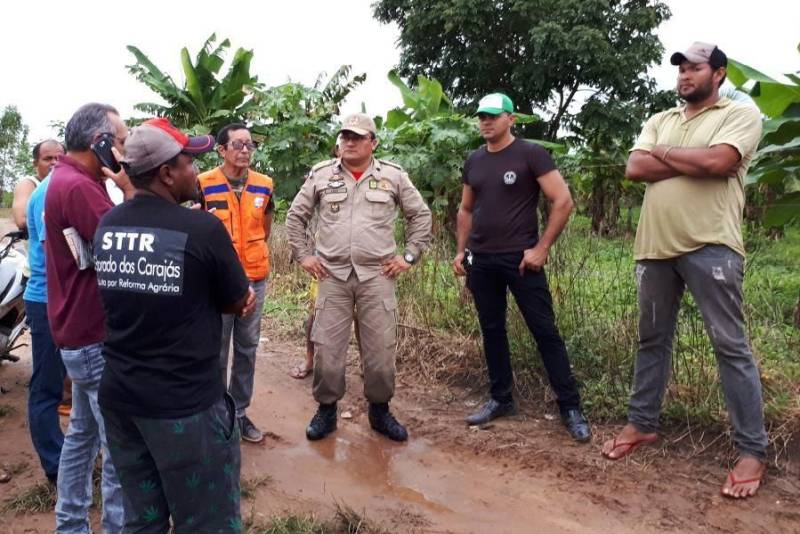 A Defesa Civil do Pará está em plena execução do Plano de Contingência para desastres hidrometeorológicos 2018-2019. As ações têm o sentido de atender municípios em situações mais críticas por conta da intensidade das chuvas previstas para o período do inverno amazônico. A atenção está voltada a possíveis cheias de rios localizados no sul e sudeste paraense, cheias em decorrência das intensas chuvas. Segundo a Defesa Civil, as chuvas nas duas regiões já chegaram 80% do previsto para todo o mês de fevereiro. As equipes de socorro estão monitorando os rios Itacaiúnas, Tocantins, Araguaia e Parauapebas. No último trimestre, compreendido entre outubro a dezembro de 2017, foram registrados 470 mm de índice pluviométrico, 20 pontos a mais que a média histórica entre 1981 e 2010, que foi de 450 mm. Na foto, o Corpo de Bombeiros em Eldorado dos Carajás.
FOTO: DIVULGAÇÃO
DATA: 10.02.2018
PARAUAPEBAS - PARÁ <div class='credito_fotos'>Foto: Divulgação | <a href='/midias/2018/originais/18ce6e07-0fa0-41c0-8d99-e4058509f630.jpg' download><i class='fa-solid fa-download'></i> Download</a></div>