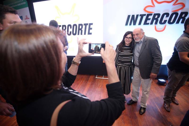 A pecuária é uma das principais cadeias produtivas do Pará, que se destaca no cenário nacional por possuir o quinto maior rebanho bovino, com mais de 20 milhões de cabeças. A importância do Estado na cadeia produtiva brasileira é destaque na InterCorte, evento que reúne iniciativas em prol do desenvolvimento do setor. A abertura, na noite desta segunda-feira, 21, no Carajás Centro de Convenções, em Marabá, sudeste paraense, contou com a presença do governador Simão Jatene (foto), parlamentares e autoridades locais.

FOTO: THIAGO GOMES / AG. PARÁ
DATA: 21.05.2018
MARABÁ - PARÁ <div class='credito_fotos'>Foto: Thiago Gomes /Ag. Pará   |   <a href='/midias/2018/originais/18e4e6de-9967-4c68-b412-dc534fc7ddfe.jpg' download><i class='fa-solid fa-download'></i> Download</a></div>