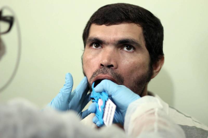 A coleta de material genético para a formação de um banco nacional de dados, afim de desvendar crimes cometidos por condenados da Justiça em todo o país, esta sendo possível através de uma parceria formada entre a Superintendência do Sistema Penitenciário do Estado do Pará (Susipe) e o Centro de Perícia Científica (CPC) Renato Chaves, que ontem (11), concluíram a primeira etapa da coleta de material biológico dos presos custodiados na Central de Triagem Metropolitana II (CTM II), localizada em Ananindeua.

FOTO: VELOSO JÚNIOR / ASCOM SUSIPE
DATA: 12.12.2018
BELÉM - PÁRÁ <div class='credito_fotos'>Foto: Veloso Junior / Ascom Susipe   |   <a href='/midias/2018/originais/18eba2eb-ee92-4af6-96b7-3105adecc96e.jpg' download><i class='fa-solid fa-download'></i> Download</a></div>