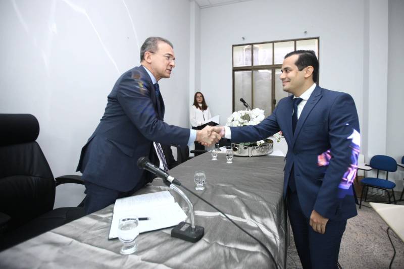 O procurador-geral do Estado, Ophir Cavalcante Junior, deu posse, na tarde da última segunda-feira (26), a seis novos procuradores do Estado, aprovados no 20º concurso público da Procuradoria Geral do Estado (PGE). O evento ocorreu no auditório do prédio-sede da instituição, em Batista Campos, Belém. Foram empossados Idemar Cordeiro Peracchi, Edson dos Santos Matoso, Ducival Carvalho Pereira Júnior, Giulliane Pinheiro Corrêa de Lima, Jobson de Oliveira Pereira e Arthur Marcel Batista Gomes. A cerimônia teve a presença do procurador-geral adjunto, Henrique Nobre Reis, do corregedor-geral da PGE, Paulo de Tarso Dias Klautau Filho, do presidente da Associação dos Procuradores do Estado, Ary Lima Cavalcanti, e de diversos procuradores do Estado, familiares e amigos dos empossados.
FOTO: THIAGO GOMES / AG. PARÁ
DATA: 27.03.2018
BELÉM - PARÁ <div class='credito_fotos'>Foto: Thiago Gomes /Ag. Pará | <a href='/midias/2018/originais/18ecd1df-ed92-4055-b9ba-ea6157431dfe.jpg' download><i class='fa-solid fa-download'></i> Download</a></div>