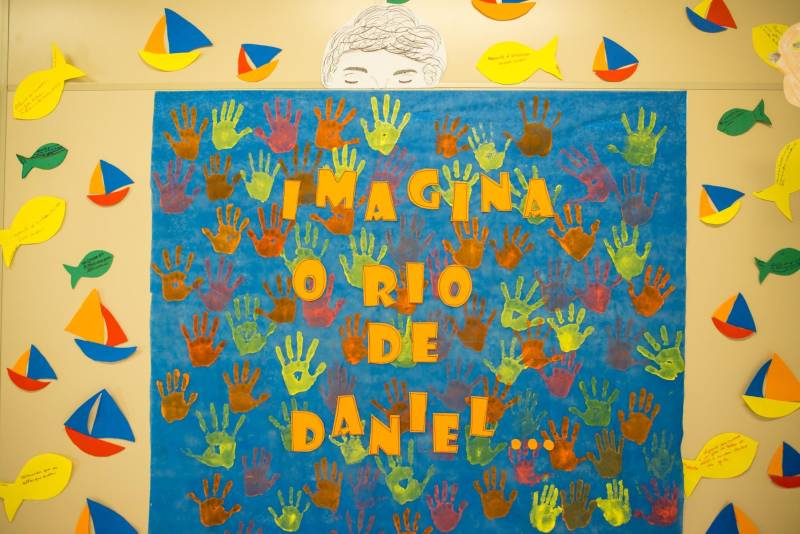 “A cultura tem o poder de emocionar”. A frase dita pela professora Ruth Valin marcou o tom do Sarau Literário na manhã desta sexta-feira, 8, no Preventório Santa Terezinha, no bairro do Marco, em Belém, que contou com a presença do escritor paraense Daniel Leite, homenageado pelas crianças atendidas pela instituição e os alunos da Escola Estadual Santa Terezinha, que funciona no mesmo prédio. Elas cantaram músicas infantis e recitaram trechos das obras “A história das crianças que plantaram um rio” e “A menina árvore”, de Daniel Leite, além de apresentar uma dramatização sobre a primeira obra. Muito concentrados e com a leitura bem ensaiada, os pequeninos emocionaram a todos, principalmente o escritor convidado para o sarau. Segundo a professora Odinéia Bastos, que orientou os alunos na leitura do livro “A história das crianças que plantaram um rio”, elas soltaram a imaginação durante a leitura da obra, e dessa viagem saíram desenhos, pinturas, colagens e poemas, que enfeitaram o auditório e os corredores da instituição, encantando a todos os presentes.
FOTO: FERNANDO SETTE CÂMARA / ASCOM IOE
DATA: 08.06.2018
BELÉM - PARÁ <div class='credito_fotos'>Foto: FERNANDO SETTE CÂMARA / ASCOM IOE | <a href='/midias/2018/originais/18f02d88-b40b-418a-b27d-0dd38c777ffc.jpg' download><i class='fa-solid fa-download'></i> Download</a></div>