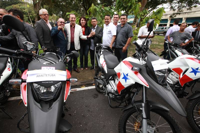 Polícia Militar, Guarda Municipal e Secretarias Municipais de Segurança Pública de 17 cidades do interior paraense receberam motos para ampliar o policiamento ostensivo e para atender ocorrências em suas sedes. Os veículos adquiridos pelo Governo do Estado são provenientes de emenda parlamentar de três deputados da Assembleia Legislativa do Pará (ALEPA), e entregues (foto) nesta segunda-feira (28) durante cerimônia na sede da Casa Civil, em Belém. Ao todo foram entregues 44 motos do modelo Honda XRE 300 CC, todas com kit sinalizador acústico e visual, rastreador, dois capacetes e queixeiras. Prefeitos, secretários de segurança, representantes das polícias, guardas municipais e deputados estiveram presentes na solenidade e ressaltaram a importância de ampliar a frota de veículos para dar apoio a segurança dos municípios.
FOTO: MÁCIO FERREIRA / AG. PARÁ
DATA: 28.05.2018
BELÉM - PARÁ <div class='credito_fotos'>Foto: MÁCIO FERREIRA/ AG. PARÁ | <a href='/midias/2018/originais/18f3f6af-f877-4f6d-8547-f91295a449bb.jpg' download><i class='fa-solid fa-download'></i> Download</a></div>
