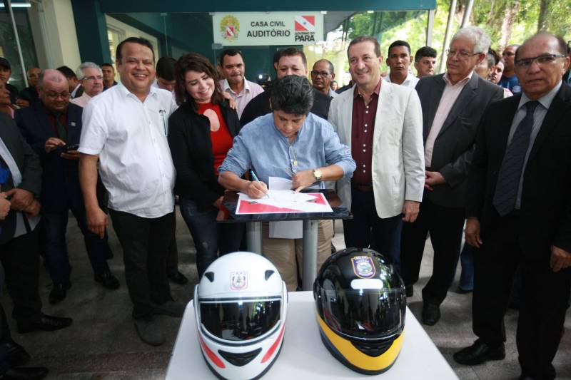 Polícia Militar, Guarda Municipal e Secretarias Municipais de Segurança Pública de 17 cidades do interior paraense receberam motos para ampliar o policiamento ostensivo e para atender ocorrências em suas sedes. Os veículos adquiridos pelo Governo do Estado são provenientes de emenda parlamentar de três deputados da Assembleia Legislativa do Pará (ALEPA), e entregues (foto) nesta segunda-feira (28) durante cerimônia na sede da Casa Civil, em Belém. Ao todo foram entregues 44 motos do modelo Honda XRE 300 CC, todas com kit sinalizador acústico e visual, rastreador, dois capacetes e queixeiras. Prefeitos, secretários de segurança, representantes das polícias, guardas municipais e deputados estiveram presentes na solenidade e ressaltaram a importância de ampliar a frota de veículos para dar apoio a segurança dos municípios.
FOTO: MÁCIO FERREIRA / AG. PARÁ
DATA: 28.05.2018
BELÉM - PARÁ <div class='credito_fotos'>Foto: MÁCIO FERREIRA/ AG. PARÁ | <a href='/midias/2018/originais/18f5c25a-aabb-4bb7-ab59-2b3aca4f5287.jpg' download><i class='fa-solid fa-download'></i> Download</a></div>