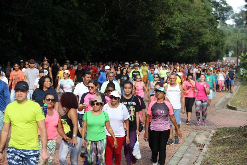 Uma reabertura feita a milhares de mãos. A fita inaugural colocada no inicio da trilha principal do Parque do Utinga foi rompida por mais de cinco mil pessoas ansiosas pelo inicio da caminhada, marcando o segundo dia da programação de reabertura do mais novo espaço paraense de lazer e interatividade com a natureza.
FOTO: SIDNEY OLIVEIRA / AG. PARÁ
DATA: 17.03.2018
BELÉM - PARÁ <div class='credito_fotos'>Foto: Sidney Oliveira/Ag. Pará | <a href='/midias/2018/originais/18f8da3e-21f8-4cae-a91d-2660d5ab2a60.jpg' download><i class='fa-solid fa-download'></i> Download</a></div>