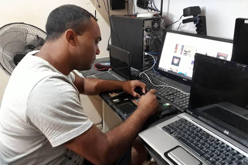 Qualificar e tornar estudantes aptos a disputarem vagas no concorrido mercado de trabalho. São objetivos que estão sendo alcançados pela Escola Tecnológica de Santarém, na região oeste do Pará. Em sete meses de atividade, a nova unidade educacional do Estado, inaugurada em junho de 2017, já formou mais de 600 alunos e vem contribuindo para mudar uma difícil realidade gerada pelo desemprego, em razão da grave crise econômica pela qual passa o Brasil. Na foto, o técnico em informática Arthur Barros, ex-aluno do curso de formação inicial e continuada de Auxiliar em Administração de Redes.

FOTO: SAMUEL ALVARENGA / ARQUIVO CRGBA
DATA: 31.01.2018
SANTARÉM - PARÁ <div class='credito_fotos'>Foto: SAMUEL ALVARENGA / ASCOM CRGBA   |   <a href='/midias/2018/originais/18f9571a-d13e-4fee-99d7-79415985200b.jpg' download><i class='fa-solid fa-download'></i> Download</a></div>