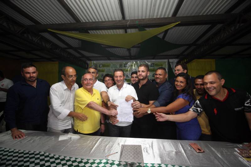 O município de São Francisco do Pará recebeu, neste sábado (30), uma ordem de serviço para o asfaltamento de 5 quilômetros de suas ruas, um investimento de quase R$ 2 milhões. A ação é uma realização do Governo do Estado, por meio da Secretaria de Estado de Desenvolvimento Urbano e Obras Públicas (Sedop), e tem a parceria da Assembleia Legislativa do Estado (Alepa) e da prefeitura do município beneficiado. O evento de entrega ocorreu de 18h às 20h, no Centro de Referência e Assistência Social (Cras) da cidade. A iniciativa faz parte de uma ação maior, já realizada em Viseu, Augusto Corrêa, Tracuateua, Bonito, Floresta do Araguaia, Curionópolis, São João da Ponta, Curuçá, Terra Alta, Sapucaia, Redenção, Capanema, Bragança, São Domingos do Capim e outros municípios. Nos 14 municípios citados, foram destinados mais de R$ 42 milhões para a pavimentação asfáltica em cerca de 95 quilômetros.
FOTO: SIDNEY OLIVEIRA / AG. PARÁ
DATA: 30.06.2018
SÃO FRANCISCO - PARÁ <div class='credito_fotos'>Foto: Sidney Oliveira/Ag. Pará | <a href='/midias/2018/originais/18fcc56d-79fa-4932-864d-2d8b779242c6.jpg' download><i class='fa-solid fa-download'></i> Download</a></div>
