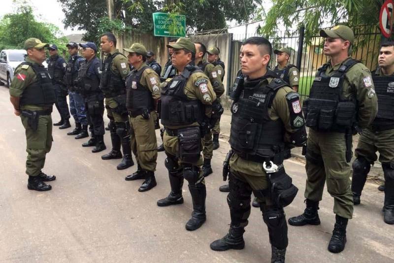 A Polícia Militar do Estado iniciou nesta segunda-feira, 30, a operação Sáfara 3, de combate à criminalidade na Grande Belém. Duas áreas de grande incidência criminal Guamá e Tapanã, foram priorizadas nesse primeiro dia de operação. A partir do bairro do Guamá, os policiais percorreram áreas dos bairros da Terra Firme e Jurunas. A partir do Tapanã, foram atendidas áreas da Pratinha, Bengui e Parque Verde. A escolha dos locais teve por base ocorrências criminais monitoradas pela inteligência da Polícia Militar. Só nos bairros do Bengui e Cabanagem, no mês de abril, foram contabilizados onze homicídios. Na foto, o coronel Hilton Benigno, comandante geral da Polícia Militar.
FOTO: ASCOM / POLÍCIA MILITAR
DATA: 30.04.2018
BELÉM - PARÁ
<div class='credito_fotos'>Foto: Ascom Polícia Militar | <a href='/midias/2018/originais/19099d95-55ff-461d-97cc-88c55d3b8f4b.jpg' download><i class='fa-solid fa-download'></i> Download</a></div>