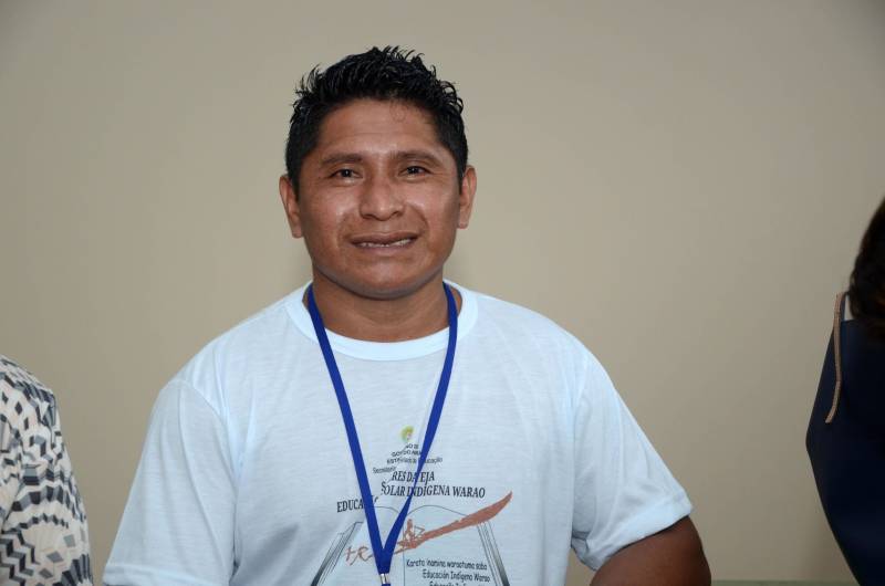 A Secretaria de Estado de Educação (Seduc), em parceria com a Secretaria Municipal de Educação de Belém (Semec), inaugurou nesta quarta-feira (19) um espaço dentro da Escola Estadual de Ensino Fundamental e Médio Marechal Cordeiro de Farias, na capital paraense, para escolarização de refugiados indígenas da etnia Warao, da Venezuela. Desde o início de 2018, as autoridades estaduais e municipais vêm desenvolvendo projetos para viabilizar o atendimento aos indígenas refugiados, incluindo ações na área de educação. Daí a criação de um espaço para atender todas as famílias Warao. A Semec será responsável pela educação infantil, que atenderá cerca de 80 crianças. A Seduc vai atender a Educação de Jovens e Adultos (EJA). Hoje, já estão matriculados 150 indígenas. Na foto, o indígena refugiado, professor Jesus Nunéz.

FOTO: FERNANDO NOBRE / ASCOM SEDUC
DATA: 19.12.2018
BELÉM - PARÁ <div class='credito_fotos'>Foto: FERNANDO NOBRE/ASCOM SEDUC   |   <a href='/midias/2018/originais/190b827b-6db7-4b52-9cfb-5089e94832b0.jpg' download><i class='fa-solid fa-download'></i> Download</a></div>