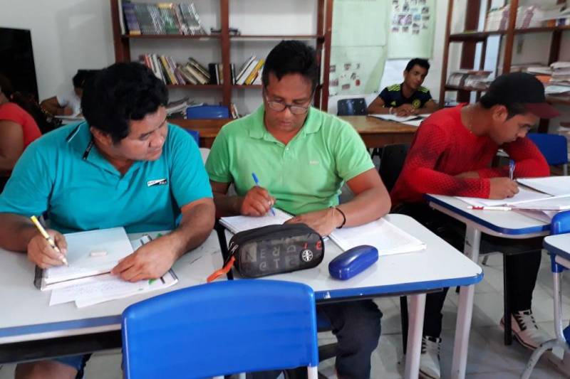A conservação dos valores, da identidade e das línguas tradicionais tem na formação de professores indígenas sua maior aliada no Pará. Desde 2012, o Governo do Estado, por meio do Núcleo de Formação Indígena (Nufi), da Universidade do Estado do Pará (Uepa), avança na articulação com as comunidades e organizações e a política indigenista da instituição com a garantia dos cursos de graduação e pós-graduação em Licenciatura Intercultural Indígena, que atende à emergência histórica de apropriação, pelos povos, de sua formação escolar. Com cinco turmas de professores já graduados – das etnias Gavião, Tembé e Suruí Aikewara, Wai-Wai e Tapajós Arapiuns –, a formação dos educadores indígenas subsidia uma educação capaz de expressar a diversidade e pluralidade de suas culturas, com respeito aos processos próprios de aprendizagem, conforme preconiza a Constituição Federal para a garantia de direitos dessas comunidades. Atualmente, há seis turmas de graduação em andamento, com 206 alunos de diversas etnias matriculados. Na pós-graduação, há a reserva de vagas aos egressos do curso de Licenciatura Intercultural Indígena, mas também ingressam alunos oriundos de outras áreas, o que já contabiliza três turmas em curso, totalizando 122 alunos.
FOTO: DIVULGAÇÃO
DATA:19.04.2018
BELÉM - PARÁ <div class='credito_fotos'>Foto: Divulgação | <a href='/midias/2018/originais/191ad6de-05cb-4bc0-9639-f20f25e9e749.jpg' download><i class='fa-solid fa-download'></i> Download</a></div>