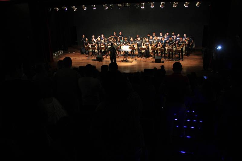 Ao som da Marujada, das ladainhas e do retumbão, o Governo do Estado inaugurou na noite de sábado, 15, o Liceu de Música de Bragança. A entrega do liceu e do teatro que compõe o projeto elaborado pela Secretaria de Estado de Cultura  (Secult)  aconteceu no clima da Marujada, festa folclórico-religiosa que começa neste domingo, 16.

FOTO: RODOLFO OLIVEIRA / AG. PARÁ
DATA: 16.12.2018
BRAGANÇA - PARÁ <div class='credito_fotos'>Foto: Rodolfo Oliveira/Ag. Pará   |   <a href='/midias/2018/originais/191d9215-9994-4b7a-8877-95c18cd80246.jpg' download><i class='fa-solid fa-download'></i> Download</a></div>