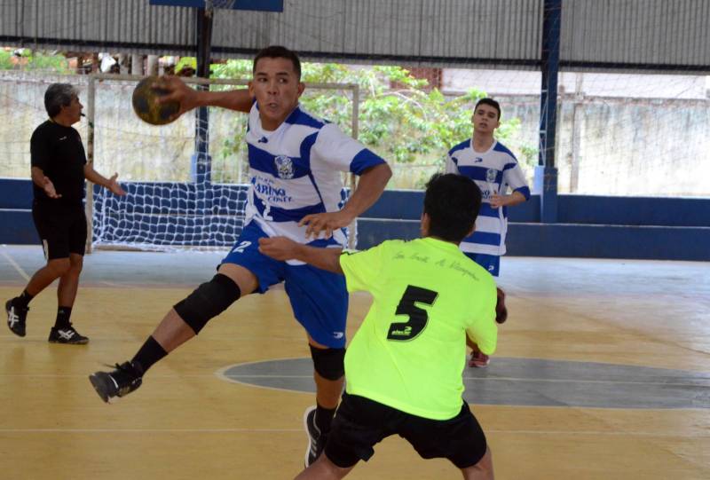 Com medalhas de ouro em handebol, futsal e basquetebol, e prata em voleibol, o município de Mãe do Rio, no nordeste paraense, encerrou sua participação na 2ª etapa Regional dos Jogos Estudantis Paraenses (JEPs) no sábado (12). A participação de Mãe do Rio na competição, que completa 60 anos em 2018, iniciou antes de sua elevação à condição de município, há 30 anos.
FOTO: ELISEU DIAS / ASCOM SEDUC
DATA: 12.05.2018
MÃE DO RIO - PARÁ <div class='credito_fotos'>Foto: Eliseu Dias / Ascom Seduc | <a href='/midias/2018/originais/1921b60a-49c2-4412-9b89-7e5f5df9cc99.jpg' download><i class='fa-solid fa-download'></i> Download</a></div>