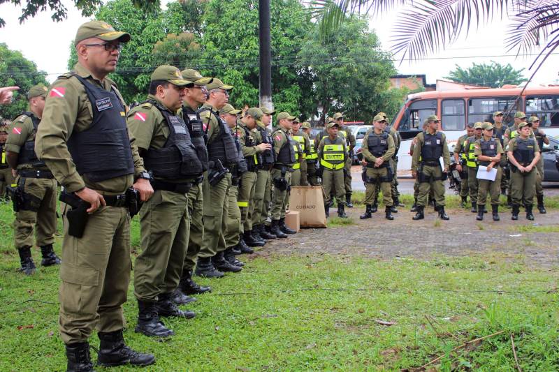 Nenhuma ocorrência grave foi registrada, no bairro do Tapanã, pelo Centro Integrado de Operações (CIOP) desde a última quinta-feira (11) até às 6h da manhã desta segunda-feira (19). Esse resultado se deve a ação integrada dos órgãos do Sistema de Segurança Pública do estado e município, chamada de “Operação Ocupação”. No total, foram utilizados 293 viaturas e 113 motos no reforço do policiamento. Para o coronel Marco Antônio Rocha, chefe do Departamento Geral de Operações da Polícia Militar, a “Ocupação Tapanã”, como foi batizada a operação no bairro do Tapanã, obteve números positivos devido ao comprometimento dos agentes envolvidos e à integração entre os órgãos de segurança.
FOTO: ASCOM / POLÍCIA MILITAR
DATA: 19.03.2018
BELÉM - PARÁ <div class='credito_fotos'>Foto: Ascom Polícia Militar | <a href='/midias/2018/originais/192af06e-24b6-4553-b001-df0c78152821.jpg' download><i class='fa-solid fa-download'></i> Download</a></div>