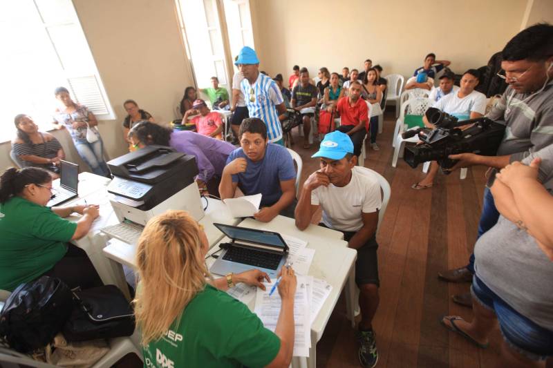 Com o mote “Defensoras e Defensores Públicos pelo direito à documentação pessoal: onde existem pessoas, nós enxergamos cidadãos", a Associação Nacional dos Defensores Públicos (Anadep) lançou, pela primeira vez, a Campanha Nacional na Região Norte. Este ano, a campanha tem por objetivo mostrar à sociedade que a Defensoria Pública pode ajudar o cidadão a obter e/ou retificar a documentação básica. O Mercado Francisco Bolonha, localizado no Complexo Mercado Ver-O-Peso, foi o local escolhido para sediar o evento, nesta sexta-feira (4). Na ocasião, houve um grande mutirão de atendimento ao público (foto), com orientação jurídica e esclarecimento de dúvidas para cerca de 800 cidadãos paraenses. A iniciativa teve o apoio da Defensoria Pública do Estado do Pará, da Associação dos Defensores Públicos do Pará (Adpep-PA) e do Colégio Nacional de Defensores Gerais (Condege).
FOTO: RODOLFO OLIVEIRA / AG. PARÁ
DATA: 04.05.2018
BELÉM - PARÁ <div class='credito_fotos'>Foto: Rodolfo Oliveira/Ag. Pará | <a href='/midias/2018/originais/192bbe5b-8313-481e-b978-ebdc1aa61398.jpg' download><i class='fa-solid fa-download'></i> Download</a></div>