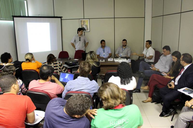 Definir estratégias e ações para a elaboração do Cadastro Ambiental Rural (CAR) e o Programa de Regularização Ambiental (PRA) em áreas de assentamento é o objetivo do Termo de Cooperação Técnica firmado pela Secretaria de Estado de Meio Ambiente e Sustentabilidade (Semas) com o Instituto Nacional de Colonização e Reforma Agrária (Incra), na última terça-feira (20). O documento foi assinado pelo então titular da Semas, Luiz Fernandes Rocha (que já assumiu a Secretaria de Estado de Segurança Pública e Defesa Social), e pelos diretores de Obtenção de Terras e Implantação de Projetos de Assentamento do Incra, Clóvis Figueiredo, e de Desenvolvimento de Projetos de Assentamento, Ewerton Giovanni, na presença de Thiago Valente, presidente do Instituto de Desenvolvimento Florestal e da Biodiversidade do Pará (Ideflor-bio), e de integrantes de outras instituições.
FOTO: ASCOM SEMAS
DATA: 22.02.2018
BELÉM - PARÁ <div class='credito_fotos'>Foto: ASCOM SEMAS | <a href='/midias/2018/originais/193158df-a509-4d2e-81a8-0c3e81d73347.jpg' download><i class='fa-solid fa-download'></i> Download</a></div>