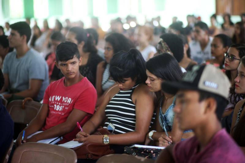 A estudante de escola pública Maria Silva, 16 anos sonha em cursar medicina na universidade e para isso abriu mão de tudo para se preparar para o Enem. Moradora do Bairro de Acarajó, ela soube do aulão do Pro Paz Enem nesta manha de sábado(7) em Bragança e decidiu ir aos estudos. “ Desde o início do ano estou me preparando e estudo de noite e de dia. Estou confiante. Quero aprender um pouco mais e levar conhecimento para me ajudar na preparação do Enem. Esta é uma boa oportunidade que está sendo oferecida para a gente”, comentou. Ela e mais cerca de 300 alunos participaram do aulão do Pro Paz Enem em Bragança nesse sábado(7). A aula marca o início de uma caravana de aulões pelo interior do estado, que deve passar por mais de 18 municípios. Além da capital e Bragança, Benevides, Castanhal, São Francisco, Ananindeua, Breves, Paragominas, Soure, Santarém, Marabá, Abaetetuba, Santa Izabel, Curuçá, Tucuruí, São Miguel do Guamá, Moju, Rondon do Pará, Parauapebas e Viseu vão receber aulões como esse ao longo do ano, complementando a formação dos estudantes.
FOTO: THIAGO GOMES / AG. PARÁ
DATA: 07.04.2018
BRAGANÇA - PARÁ <div class='credito_fotos'>Foto: Thiago Gomes /Ag. Pará | <a href='/midias/2018/originais/1933eba2-8a81-4427-9a30-c6cf608a1b8d.jpg' download><i class='fa-solid fa-download'></i> Download</a></div>