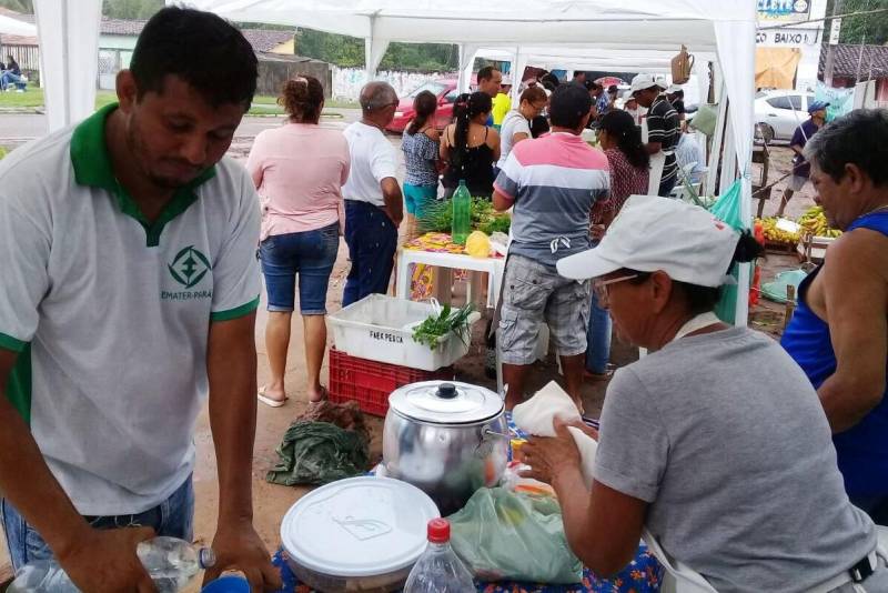 Valorizar o trabalho do pequeno produtor, com a venda direta ao consumidor, é o principal objetivo da I Feira da Agricultura Familiar e Artesanato de Marapanim, no nordeste paraense, realizada até sábado (31).
FOTO: ASCOM EMATER
DATA: 30.03.2018
MARAPANIM - PARÁ <div class='credito_fotos'>Foto: ASCOM EMATER | <a href='/midias/2018/originais/19343838-ddf9-4a45-a493-8c2db3131fbd.jpg' download><i class='fa-solid fa-download'></i> Download</a></div>