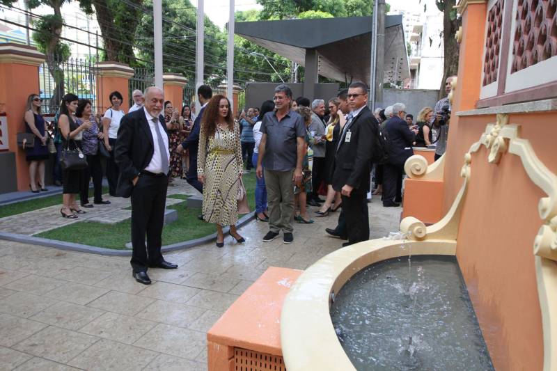 “Que esse espaço seja marcado pela neutralidade, não pela indiferença, mas por abrigar todas as diferenças”. Com essa frase, o governador Simão Jatene inaugurou nesta quinta-feira, 20, o Escritório (foto) Compartilhado da Agência das Nações Unidas (ONU) no Estado do Pará, o primeiro no Norte do País, o terceiro em território nacional. “Que as decisões tomadas aqui, a partir de Belém, de forma democrática, alcancem toda a cidade, ultrapassem os limites do estado e depois o mundo”, disse o governador. O Escritório Compartilhado da Agência das Nações Unidas (ONU) no Estado do Pará está abrigado em um prédio cedido pelo Governo do Estado, na Avenida Nazaré, no centro de Belém. Nele, funcionarão inicialmente os escritórios de representação do Programa das Nações Unidas para o Desenvolvimento (Pnud) e do Fundo das Nações Unidas para a Infância (Unicef).

FOTO: CRISTINO MARTINS / AG. PARÁ
DATA: 20.12.2018
BELÉM - PARÁ <div class='credito_fotos'>Foto: Cristino Martins/Ag. Pará   |   <a href='/midias/2018/originais/19368b08-2c97-447f-a70e-b75084fe9790.jpg' download><i class='fa-solid fa-download'></i> Download</a></div>