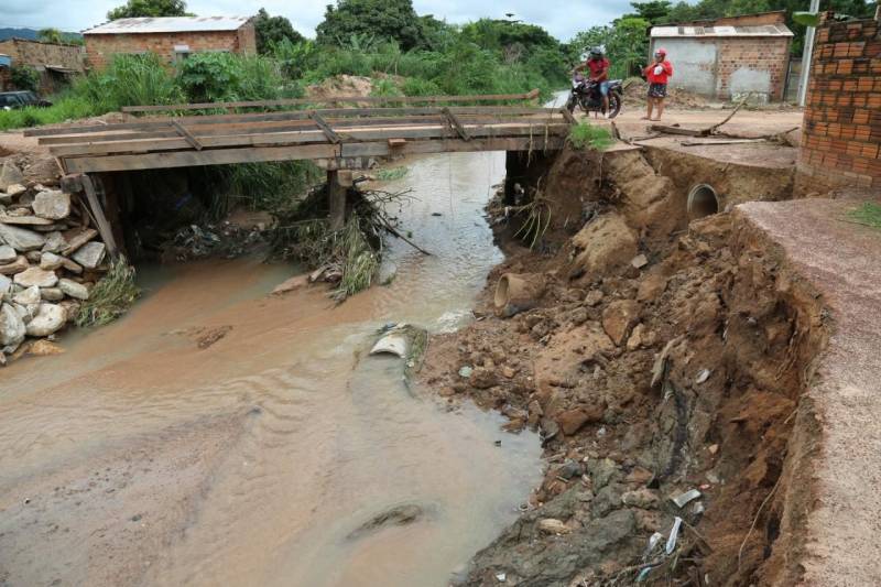 A chuva forte que caiu durante a tarde e a noite da última segunda-feira (26) em Redenção, provocou o rompimento de três represas em áreas privadas no município e, com isso, afetou 250 famílias em 12 bairros da cidade.

FOTO: ASCOM DEFESA CIVIL
DATA: 26.11.2018
REDENÇÃO - PARÁ <div class='credito_fotos'>Foto: ASCOM / DEFESA CIVIL    |   <a href='/midias/2018/originais/19384de2-da44-4068-9dae-c64cb6349b2e.jpg' download><i class='fa-solid fa-download'></i> Download</a></div>