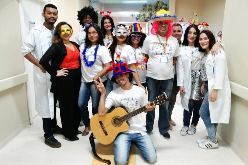 O incentivo à humanização e prevenção foi a prioridade da programação de Carnaval realizada pelo Hospital Público Estadual Galileu, em Belém, nos últimos dias 06 e 7. Com palestras que enfatizaram a importância de não dirigir após a ingestão de bebida alcoólica, representantes da Associação Paraense de Motociclistas (Aspamoto) e da Fundação Centro de Hemoterapia e Hematologia do Pará (Hemopa) estiveram no hospital sensibilizando usuários e acompanhantes. O professor de História Alessandro Santos, 37 anos, que está internado no Hospital Galileu há cinco dias, após ter sido baleado no braço esquerdo durante uma tentativa de assalto em sua casa, no município de Castanhal, considerou interessante a abordagem sobre atenção no trânsito próximo a uma grande festa popular. “As pessoas, em geral, parecem achar que carnaval e responsabilidade não cabem na mesma frase. Então, aumentam os índices de acidentes e a criminalidade. É importante alertar para isso”, disse Alessandro Santos.

FOTO: ASCOM HPEG
DATA: 08.02.2018
BELÉM - PARÁ                                <div class='credito_fotos'>Foto: ASCOM / HPEG   |   <a href='/midias/2018/originais/1938b9c2-25c4-4f46-b6e6-05c05cad6764.jpg' download><i class='fa-solid fa-download'></i> Download</a></div>
