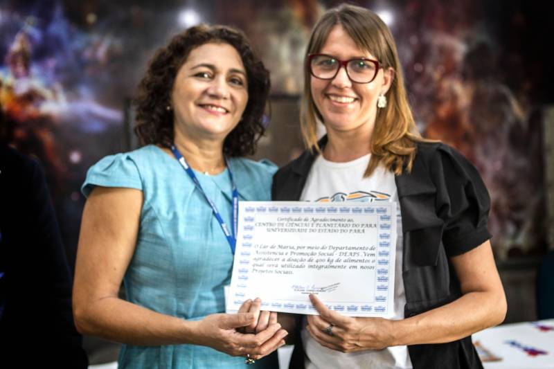 Doação de alimentos para o Lar de Maria e Paróquia Edwiges, arrecadados durante o projeto Planetário de Portas Abertas. A entrega ocorreu na manhã desta quarta-feira, 12, no Centro de Ciências e Planetário do Pará, em Belém.

FOTO: NAILANA THIELY / ASCOM UEPA
DATA: 12.12.2018
BELÉM - PARÁ <div class='credito_fotos'>Foto: Nailana Thiely / Ascom Uepa   |   <a href='/midias/2018/originais/1939d5ba-c2e4-4527-b473-250ea2797ff1.jpg' download><i class='fa-solid fa-download'></i> Download</a></div>