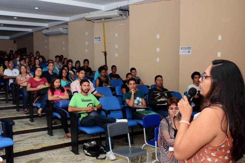 O I Circuito de Palestra do Ensino Profissionalizante promovido pela Escola Técnica Deodoro de Mendonça, em Belém, marcou o acolhimento dos alunos na abertura do ano letivo 2018. O evento foi realizado nesta semana, entre os dias 19 e 21, e trouxe ao debate temas como: Logística e Tecnologias, Gestão de Projetos, Inclusão Escolar, Empreendedorismo e Normas Educacionais. Todos recorrentes dos cursos profissionalizantes oferecidos pela instituição.Cerca de 700 estudantes participaram da programação que terminou com uma palestra da mestre em Educação e técnica do Serviço de Apoio à Micro e Pequenas Empresas (Sebrae-Pará), Isabelle Leite Elleres. Ela falou sobre Empreendedorismo e interagiu com a plateia para estimular diversos saberes, contribuindo para despertar nos estudantes o desejo de empreender, mas com planejamento prévio para maximizar resultados.
FOTO: FERNANDO NOBRE / ASCOM SEDUC
DATA: 22.02.2018
BELÉM - PARÁ <div class='credito_fotos'>Foto: FERNANDO NOBRE/ASCOM SEDUC | <a href='/midias/2018/originais/193aaa43-306f-43c7-a364-d08494be417d.jpg' download><i class='fa-solid fa-download'></i> Download</a></div>