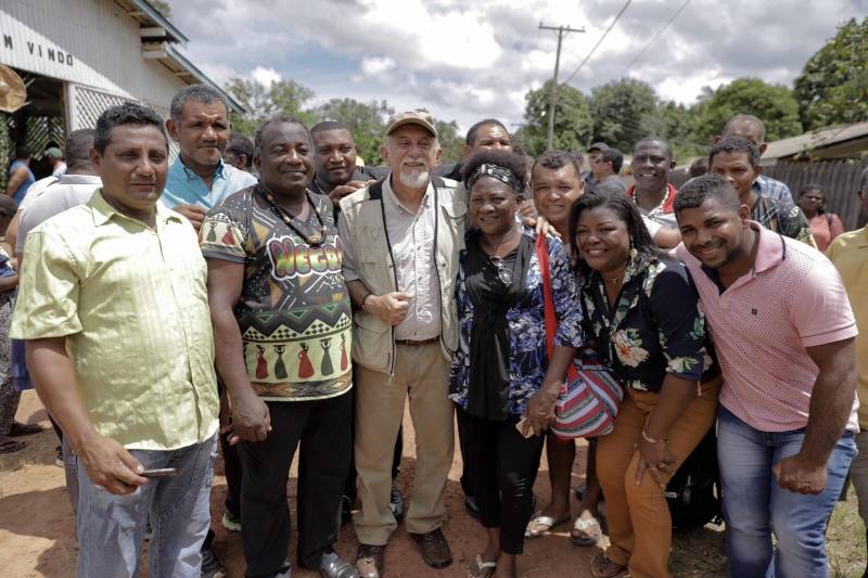 O título coletivo ratifica que 225 mil hectares de terra pertencem às 145 famílias remanescentes de quilombos que vivem em Cachoeira Porteira. A titulação ocorreu pela desafetação de parte das florestas estaduais (flotas) de Trombetas e Faro, aprovada pela Assembleia Legislativa do Pará e decretada pelo governador Simão Jatene (foto).
FOTO: MÁRCIO NAGANO / SECOM
DATA: 03.03.2018
ORIXIMINÁ - PARÁ <div class='credito_fotos'>Foto: MÁRCIO NAGANO / SECOM | <a href='/midias/2018/originais/1943df36-0ba8-4d47-99fc-55874e34ee0c.jpg' download><i class='fa-solid fa-download'></i> Download</a></div>