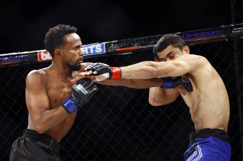 O mundo do MMA conheceu neste sábado os novos guerreiros paraenses. Dos 34 lutadores que entraram no octógono do Jungle Fight 93, 31 representaram o estado. Destaque para Ivanildo Monstrinho e Francisco Figueiredo, que conquistaram os cinturões interinos das categorias 57kg e 61kg, respectivamente, diante do público que lotou o Centro de Convenções da Amazônia – Hangar, com apoio da Secretaria de Estado de Esporte e Lazer. Na foto, Francisco Figueiredo (e)
FOTO: THIAGO GOMES / AG. PARÁ
DATA: 28.04.2018
BELÉM - PARÁ <div class='credito_fotos'>Foto: Thiago Gomes /Ag. Pará | <a href='/midias/2018/originais/19488c49-17e4-4fe5-86ec-958e3c06a0e4.jpg' download><i class='fa-solid fa-download'></i> Download</a></div>