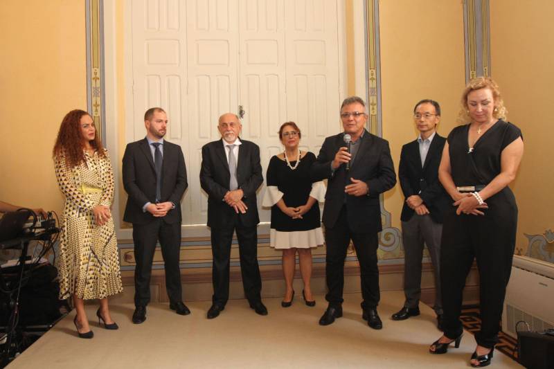 “Que esse espaço seja marcado pela neutralidade, não pela indiferença, mas por abrigar todas as diferenças”. Com essa frase, o governador Simão Jatene inaugurou nesta quinta-feira, 20, o Escritório Compartilhado da Agência das Nações Unidas (ONU) no Estado do Pará, o primeiro no Norte do País, o terceiro em território nacional. “Que as decisões tomadas aqui, a partir de Belém, de forma democrática, alcancem toda a cidade, ultrapassem os limites do estado e depois o mundo”, disse o governador. O Escritório Compartilhado da Agência das Nações Unidas (ONU) no Estado do Pará está abrigado em um prédio cedido pelo Governo do Estado, na Avenida Nazaré, no centro de Belém. Nele, funcionarão inicialmente os escritórios de representação do Programa das Nações Unidas para o Desenvolvimento (Pnud) e do Fundo das Nações Unidas para a Infância (Unicef).

FOTO: CRISTINO MARTINS / AG. PARÁ
DATA: 20.12.2018
BELÉM - PARÁ <div class='credito_fotos'>Foto: Cristino Martins/Ag. Pará   |   <a href='/midias/2018/originais/1951652d-b73e-44c0-a1ea-acd37205d779.jpg' download><i class='fa-solid fa-download'></i> Download</a></div>