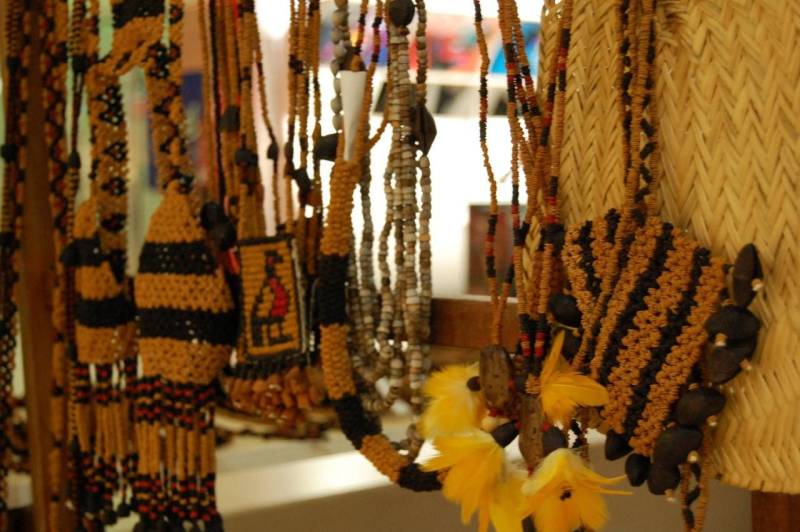 Indígenas da etnia Wai Wai começaram nesta sexta-feira (07) uma exposição de produtos típicos (foto) do artesanato local. Os produtos estão sendo expostos no Rio Tapajós Shopping, localizado na Rodovia Fernando Guilhon (PA-453), em Santarém. A exposição conta com apoio logístico do Centro de Governo do Baixo Amazonas. Os Wai Wai habitam a terra indígena Trombetas-Mapuera, localizada no município de Oriximiná, na margem esquerda do rio Amazonas, no oeste paraense. Historicamente é um povo com atividades alternadas entre a época seca e a época chuvosa, com práticas de auto sustentável na agricultura, caça, pesca e coleta de produtos florestais, dentre estes a Castanha do Pará e a semente de Morototó (Didymopanax morototoni), principais matérias primas que servem para a fabricação de produtos do artesanato.

FOTO: SAMUEL ALVARENGA / ASCOM CRGBA
DATA: 07.12.2018
SANTARÉM - PARÁ <div class='credito_fotos'>Foto: SAMUEL ALVARENGA / ASCOM CRGBA   |   <a href='/midias/2018/originais/1957a98e-d6be-42e3-8457-adc8861093cf.jpg' download><i class='fa-solid fa-download'></i> Download</a></div>