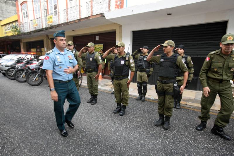 Leia Braúna mora há dois anos e meio no bairro da Cidade Velha e vê com alegria a instalação de uma sede da Polícia Militar na Rua Dr. Assis, bem pertinho de sua casa. O novo prédio da 1ª Companhia do 2º Batalhão da PM foi inaugurado na tarde desta quinta-feira, 5, e agora além de estar mais acessível aos moradores dos bairros da Campina, Reduto e Cidade Velha, oferece melhores condições de trabalho aos militares. O local foi cedido pela Arquidiocese de Belém em fevereiro deste ano de forma gratuita e por tempo indeterminado. Antes disso, a sub-unidade funcionava no 3º andar da seccional do Comércio. O Major Luiz Octávio, comandante do 2º Batalhão, informa que a Companhia atua com 165 policiais militares, que atendem cerca de 24 mil moradores da área. “A proximidade da Polícia Militar com a comunidade é um ponto primordial da instalação da 1ª Companhia, além de ser estratégico, porque se coloca em uma posição de atendimento rápido tanto ao Reduto, quanto para Campina e a própria Cidade Velha”, afirmou o oficial. Na foto, o Coronel Hilton Benigno, Comandante Geral da PM.
FOTO: CARLOS SODRÉ / AG. PARÁ
DATA: 05.04.2018
BELÉM - PARÁ <div class='credito_fotos'>Foto: Carlos Sodré/Agência Pará | <a href='/midias/2018/originais/195c98c5-0341-4794-a04d-3212bc22fd3d.jpg' download><i class='fa-solid fa-download'></i> Download</a></div>