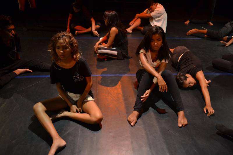Questões sociais são a base do espetáculo de dança intitulado “MUdanças”, criado pelos alunos da oficina de Danças Urbanas, uma das atividades oferecidas pelo Núcleo Curro Velho, da Fundação Cultural do Pará (FCP). A apresentação será nesta quarta-feira (28), às 18h30, no hall de entrada do teatro do Curro Velho. A entrada é franca.

FOTO: ASCOM FCP
DATA: 27.11.2018
BELÉM - PARÁ <div class='credito_fotos'>Foto: ASCOM FCP   |   <a href='/midias/2018/originais/196278d8-07f9-4321-9b91-94d45f6bf8d8.jpg' download><i class='fa-solid fa-download'></i> Download</a></div>